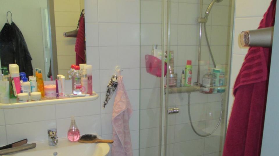 Badezimmer in der Landesfinanzschule_ Blick auf Dusche und Waschbecken