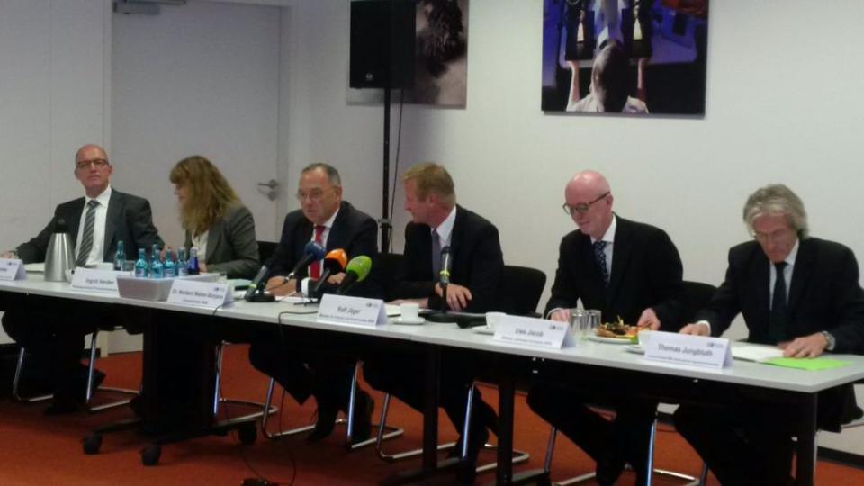 Pressekonferenz EOKS v.l. Janke, Herden, Minister Walter-Borjans, Minister Jäger, Jacob und Jungbluth