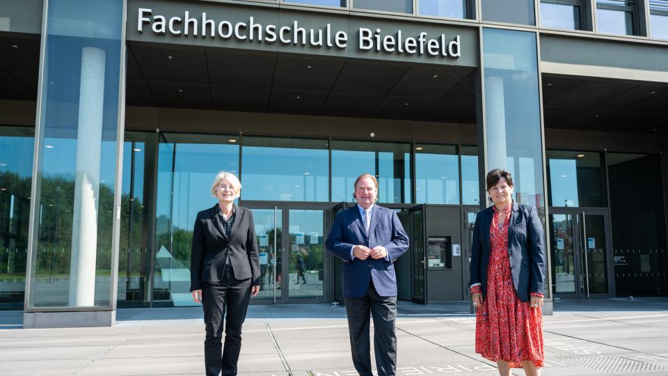 Präsidentin der Fachhochschule Bielefeld Prof. Ingeborg Schramm-Wölk, Minister Lienenkämper und Geschäftsführerin des BLB Gabriele Willems (v.l.) vor der Fachhochschule Bielefeld.