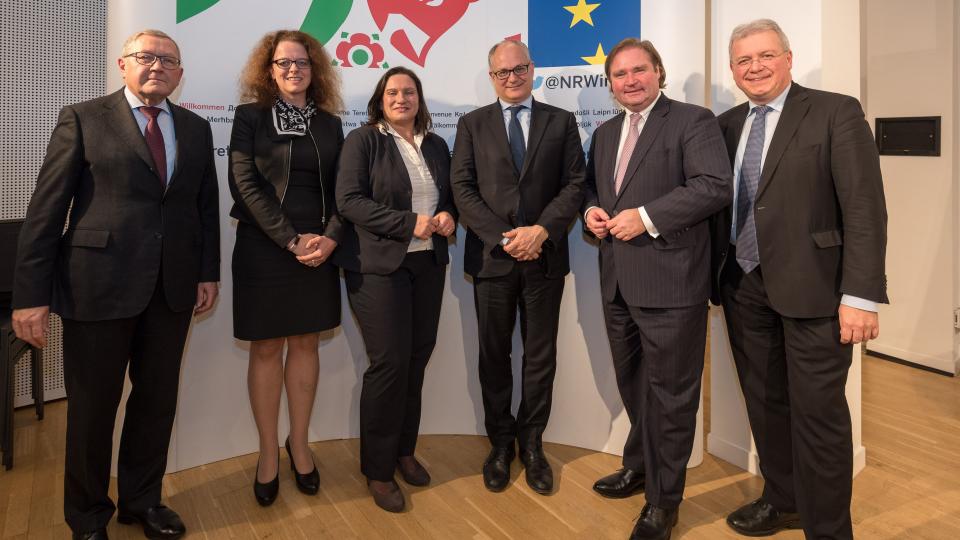 Minister Lienenkämper mit allen Gästen in der Landesvertretung in Brüssel.