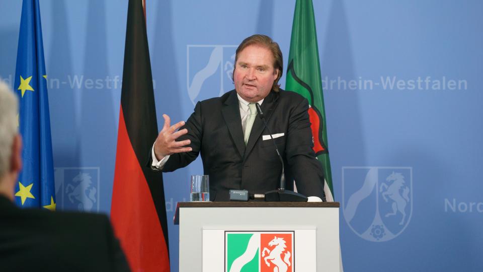 Minister Lienenkämper am Rednerpult.