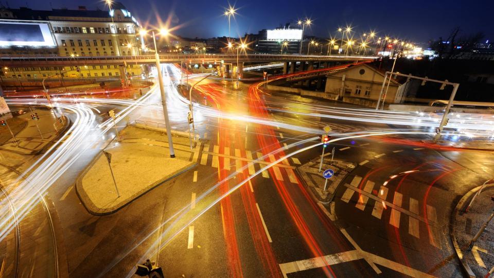 Straßenkreuzung bei Nacht-Aufnahme mit Zeitraffer