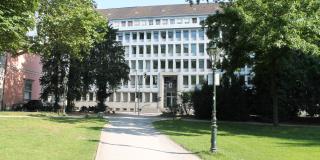 Blick auf das Gebäude des Ministeriums aus dem Hofgarten.