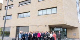 Der Verwaltungsrat des Bau- und Liegenschaftsbetriebs des Landes Nordrhein-Westfalen steht als Gruppe vor einem Gebäude