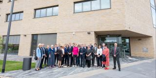 Die Mitglieder des Verwaltungsrates des Bau- und Liegenschaftsbetriebs des Landes Nordrhein-Westfalen stehen in einer Gruppe vor einem Gebäude.