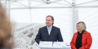 Minister Lutz Lienenkämper mit Kaarsts Bürgermeisterin Ursula Baum vor dem Modellplan für das neue Gebäude.