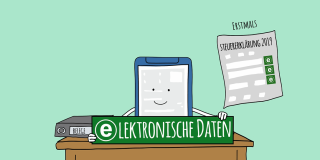 Fin sitzt hinter einem Schreibtisch und hält ein Schild in der Hand mit der Aufschrift "elektronische Daten".
