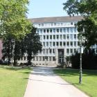 Blick auf das Gebäude des Ministeriums aus dem Hofgarten.