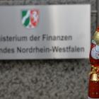 roter Schokoladen-Nikolaus steht vor dem Eingangsschild des Ministeriums der Finanzen