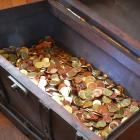 Münzen in einer Geldtruhe