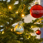 An einem Weihnachtsbaum hängen Weihnachtskugeln mit der Aufschrift "Finanzverwaltung für Nordrhein-Westfalen".