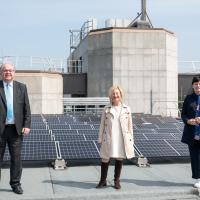 Staatssekretär Dr. Patrick Opdenhövel mit Finanzamts-Vorsteherin Christiane Gieß und BLB-Geschäftsführerin Gabriele Willems auf dem Dach des Finanzamts Duisburg-West.