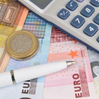 Euro-Scheine Münzen Taschenrechner Kuli