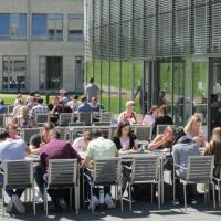 Außensitzplätze der Mensa an der Landesfinanzschule Wuppertal während der Mittagpause